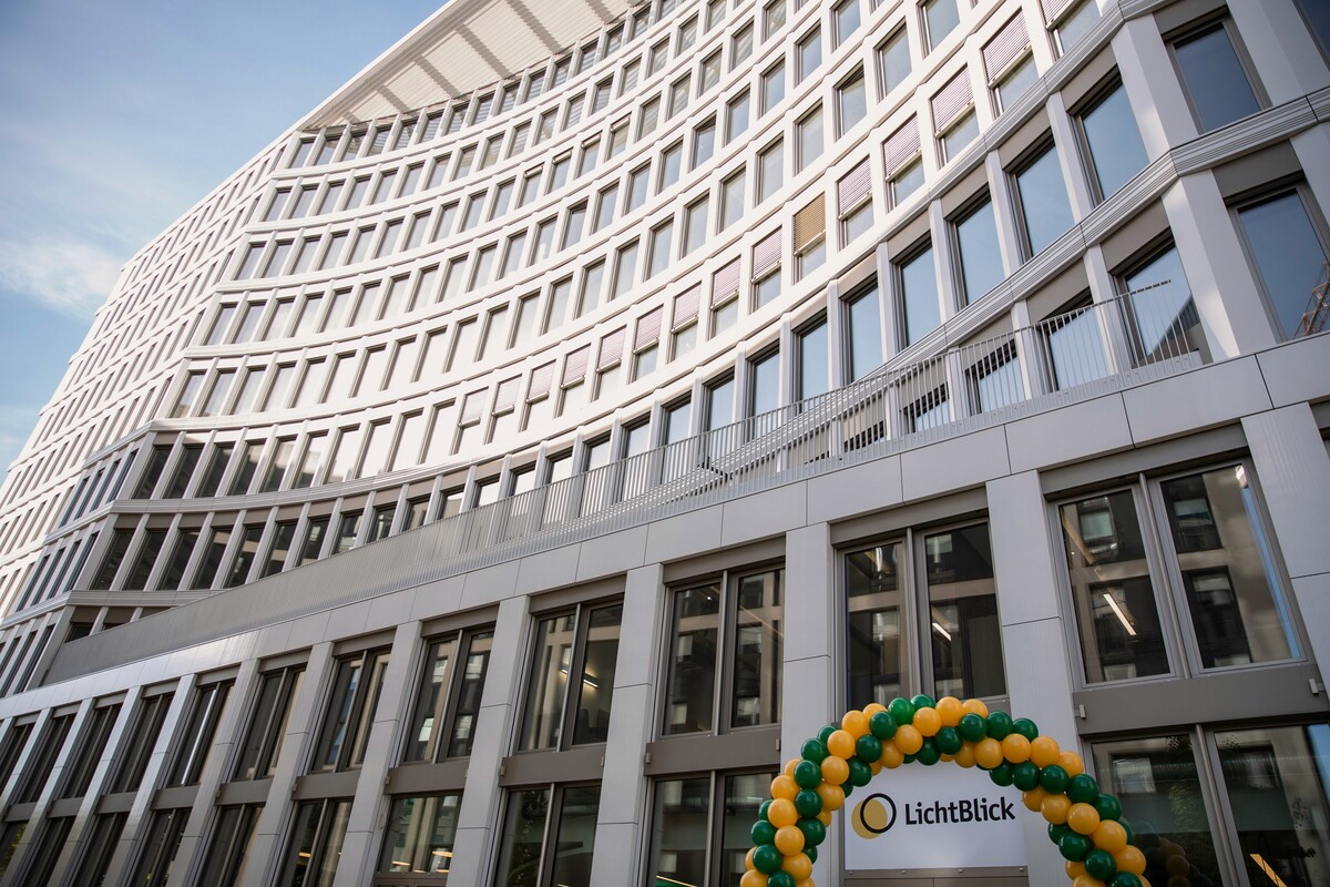 Firmenzentrale von LichtBlick mit Ballonbogen am Eingang
