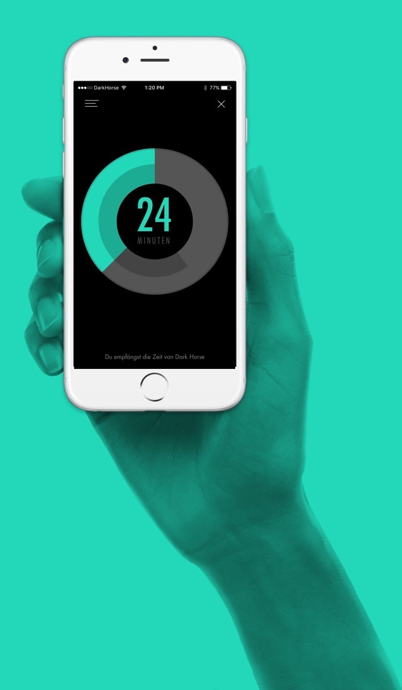 Hand mit iPhone: Team Timer empfängt die Zeit vom Master