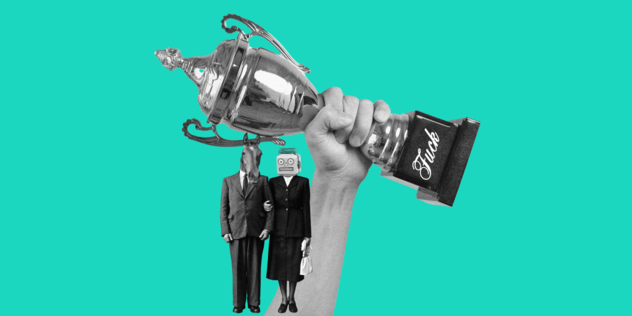 Collage: eine Hand reckt einen Pokal mit dem Schriftzug „Fuck“ hoch, daneben ein Paar in Anzug und Kostüm mit Pferde- und Roboterkopf