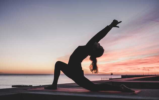 Yoga im Sonnenuntergang 