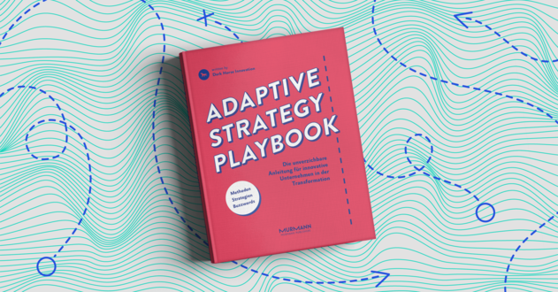 Rotes Buch „Adaptive Strategy Playbook“ von Dark Horse Innovation, Verlag Murmann, auf hellem Grund mit türkisen Linien und blauen Pfaden