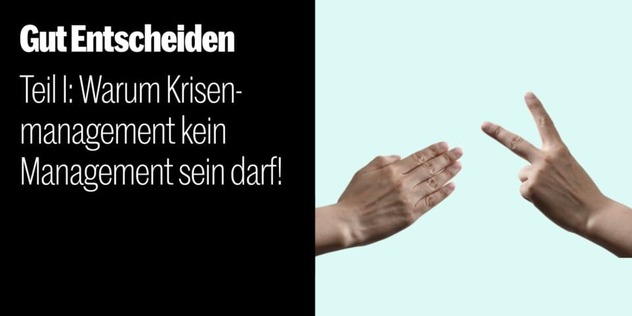 Zwei Hände spielen Schere-Stein-Papier vor mintgrünem Hintergrund, daneben der Reihentitel „Gut Entscheiden, Teil I“