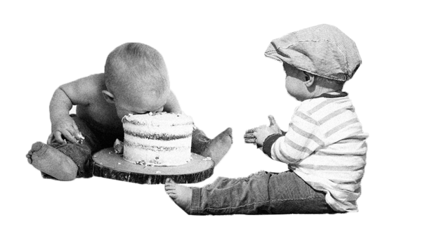 Schwarzweiß-Collage: ein Kleinkind steckt das Gesicht in eine Torte, während das zweite daneben mit leeren Händen zusieht