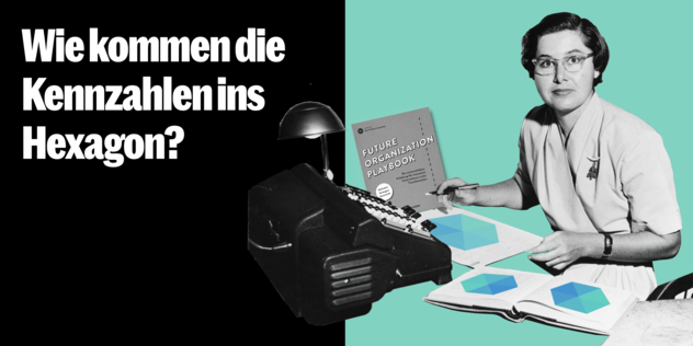 Frau an einer alten Rechenmaschine hält das „Future Organization Playbook“, davor Blätter mit blauen Hexagon-Grafiken