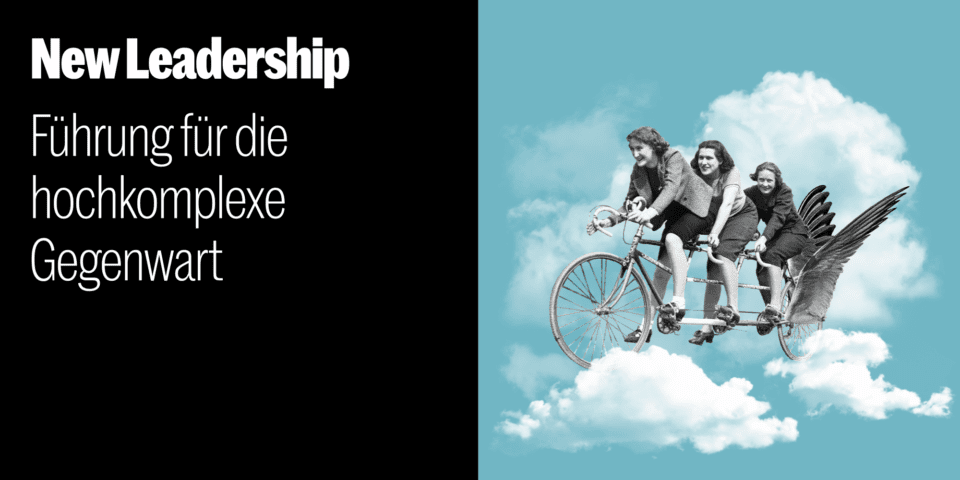 Schwarzweiß-Montage: drei lachende Frauen auf einem geflügelten Tandem, das durch einen Wolkenhimmel fährt