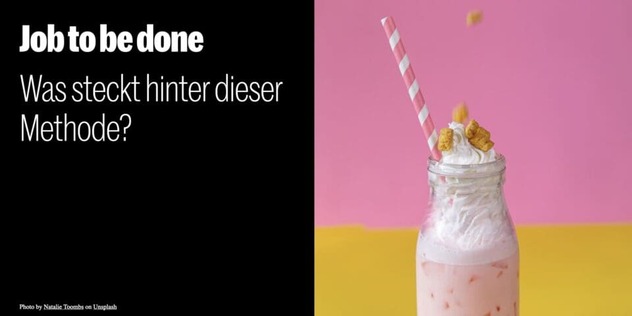 Erdbeer-Milchshake mit Sahnehaube und Papierstrohhalm vor Pink und Gelb; Text: Job to be done – Was steckt hinter dieser Methode?