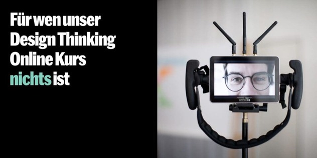 Kameramonitor auf Stativ zeigt die Nahaufnahme von Augen mit Brille; Text: Für wen unser Design Thinking Online Kurs nichts ist