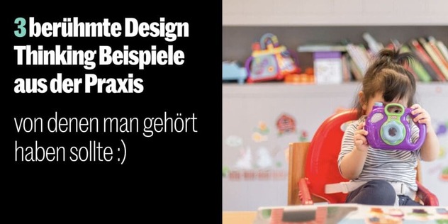 Kleinkind sitzt im Hochstuhl und hält sich eine lila Spielzeugkamera vors Gesicht