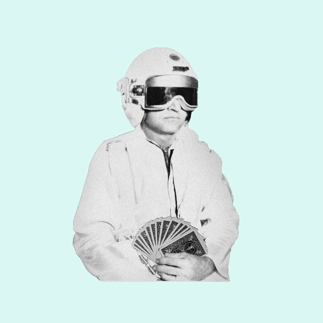 Fotocollage: Mann mit Helm und Fliegerbrille aus einem Zukunftsfilm, der einen Fächer Spielkarten in den Händen hält