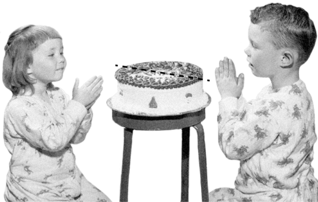 Zwei Kinder knien einander gegenüber vor einer Torte, über die eine gestrichelte Linie als geplante Schnittkante gelegt ist