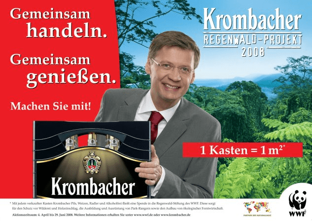 Krombacher Regenwald-Projekt 2008: Günther Jauch hält einen Bierkasten, daneben der Aktionsclaim „1 Kasten = 1 m²" und das WWF-Logo, links „Gemeinsam handeln. Gemeinsam genießen."