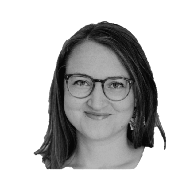 Karoline Mikus, Schwarz-Weiß-Porträt mit Brille und schulterlangem Haar, freigestellt