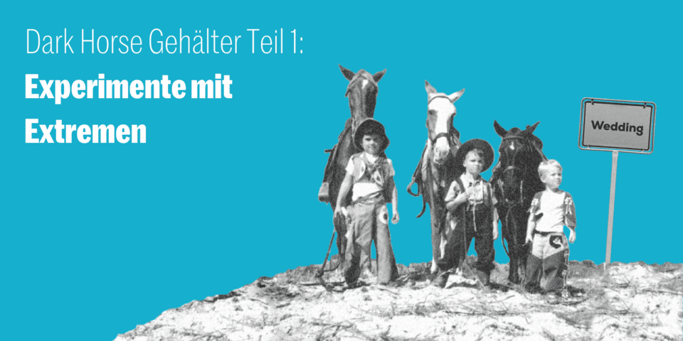 Drei als Cowboys verkleidete Kinder mit Ponys auf einem Hügel, daneben ein Ortsschild „Wedding“