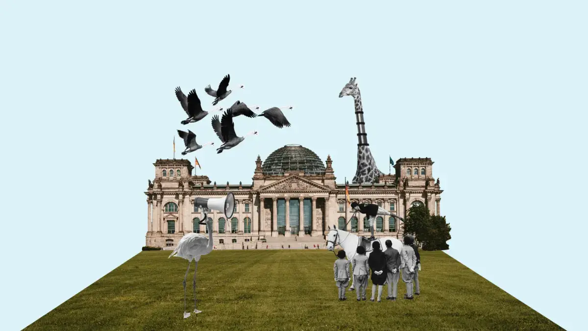 Fotocollage: das Reichstagsgebäude auf einer grünen Wiese, dazu ein auffliegender Vogelschwarm, eine Giraffe und Kühe.