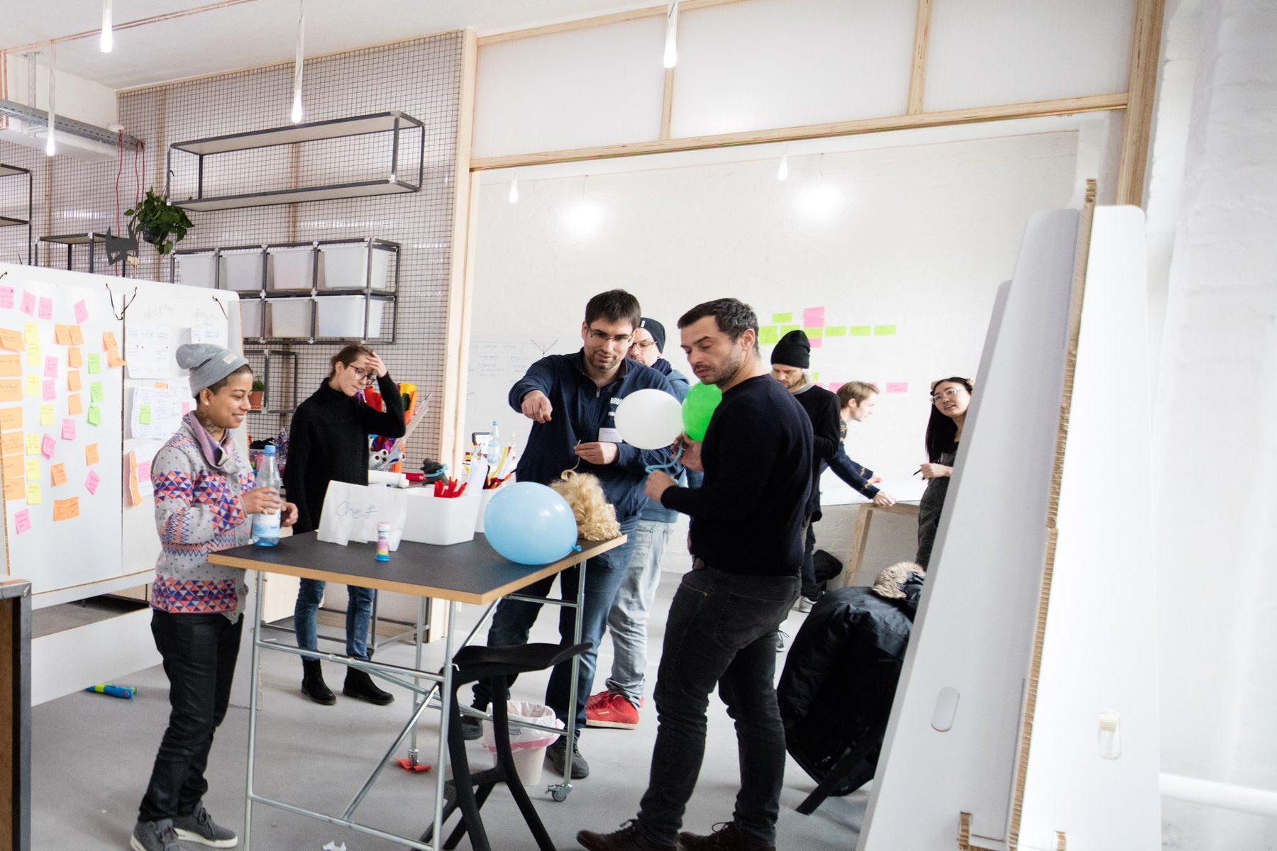 Teamarbeit an der Wand: Ideen sortieren, Prototypen bauen